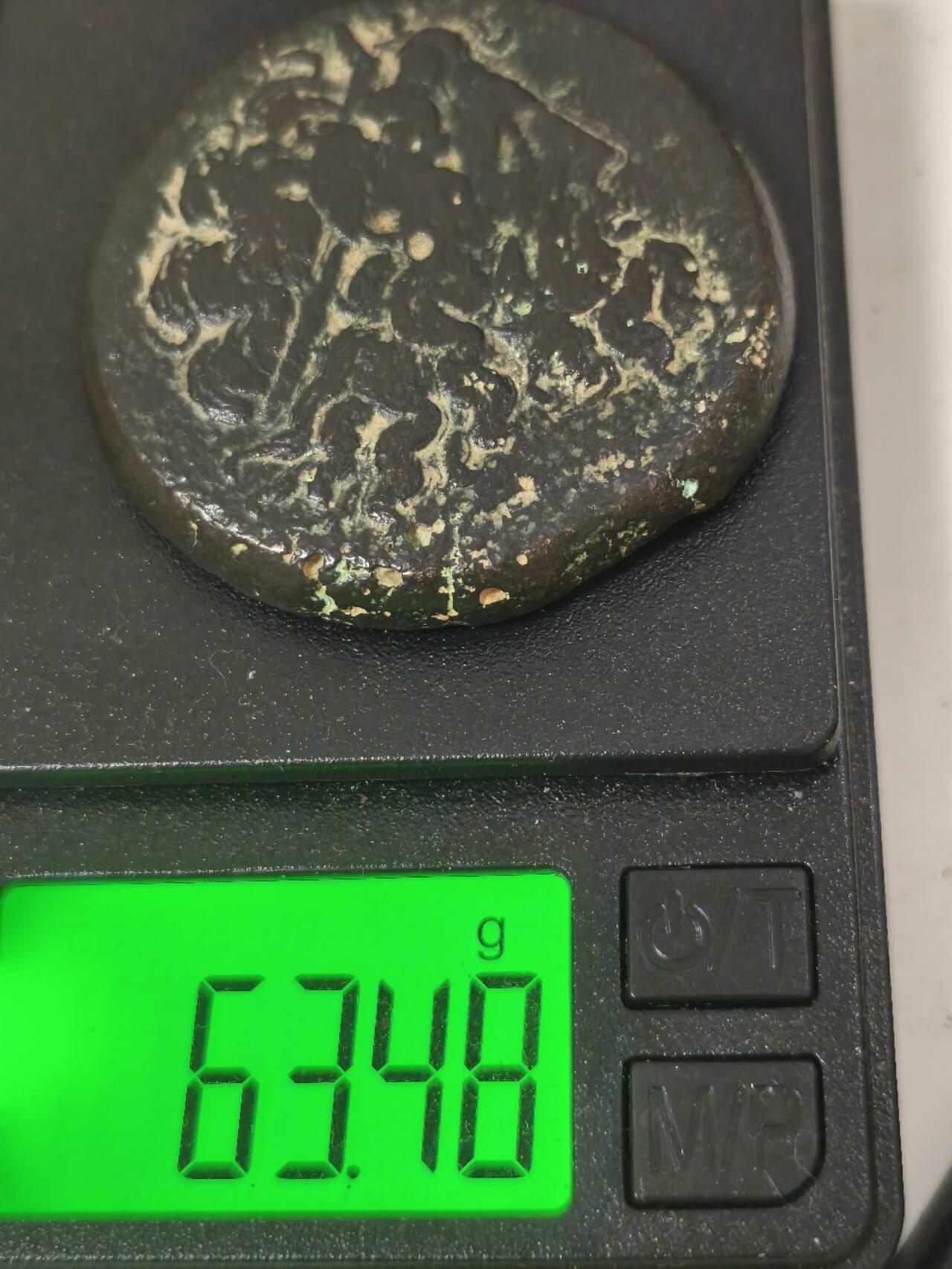 星盘世界钱币八月十六日古典币精品专场，本场全部老孙严选精品 超级大铜币，古希腊埃及托勒密王朝一德拉克马大铜币，超级厚重63.48g，托勒密三世时期铸造，不太常见，这一枚是超级大的大铜币，品相非常不错，相当熟美，正面为宙斯阿蒙，为宙斯和埃及本地阿蒙神融合后的形象，背面为托勒密的象征，踩在雷霆上的神鹰。此币为托勒密埃及特有钱币，代表着希腊和埃及文化的交融。