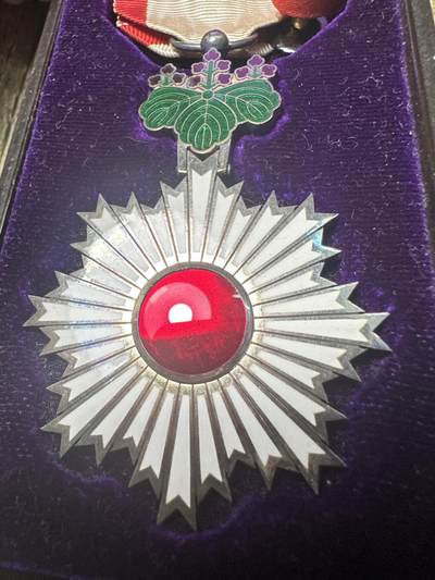 章，世界钱币 库存品相，六等旭日章，原盒带略，早期盒