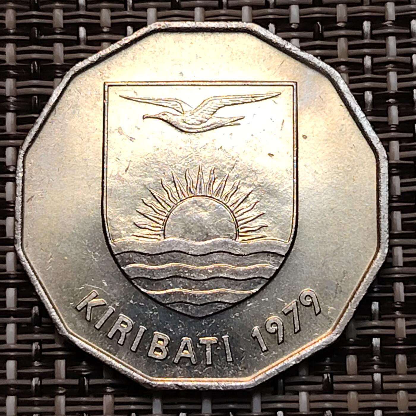 布加迪🐬～世界钱币(上海)🌾第 232 期 /  各国套币和散币 基里巴斯🇰🇮 1979年 1元 帆船 30mm