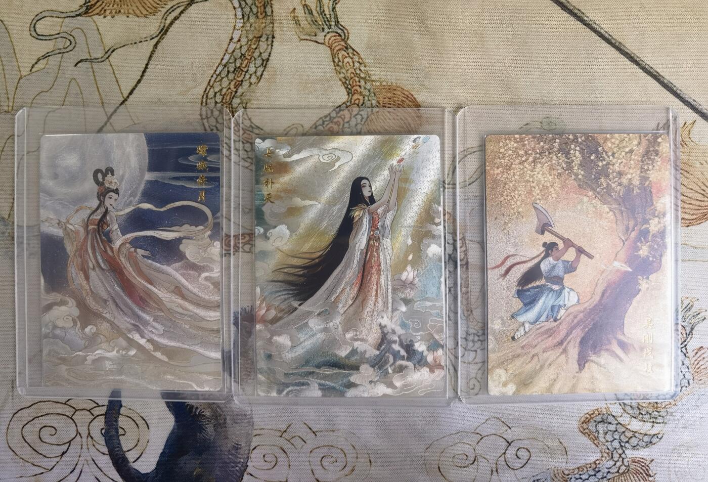奇趣收藏卡牌拍卖第20场（持续增加中） 山河潮玩  青朴 绘 嫦娥奔月+女娲补天+吴刚伐桂各1张 粗闪 全新覆膜卡夹卡膜保护