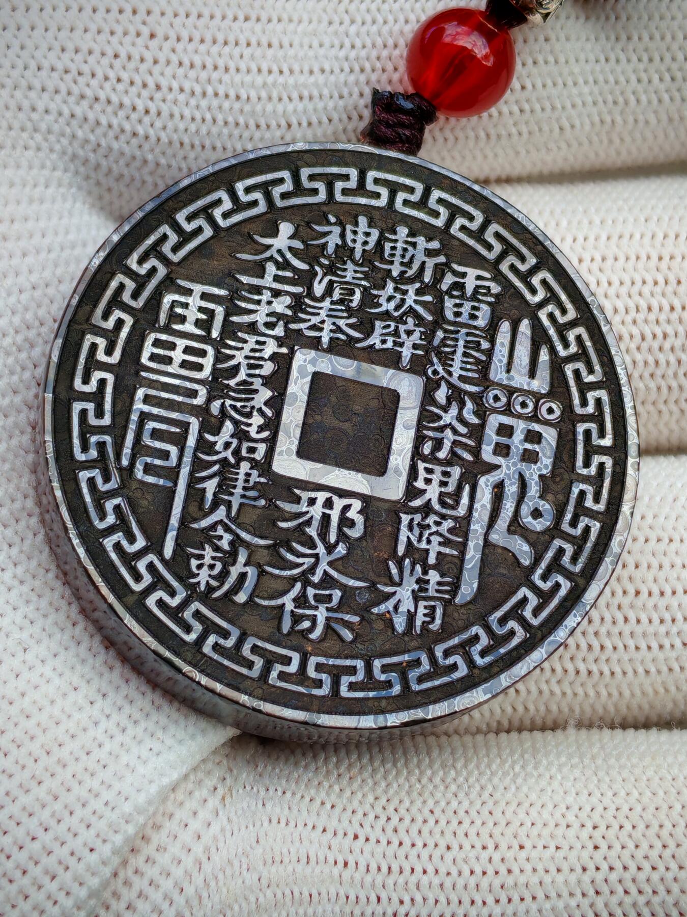 精品画面石金属网彩球粒山鬼花钱挂牌(28054)尺寸41*7.5mm重量37g