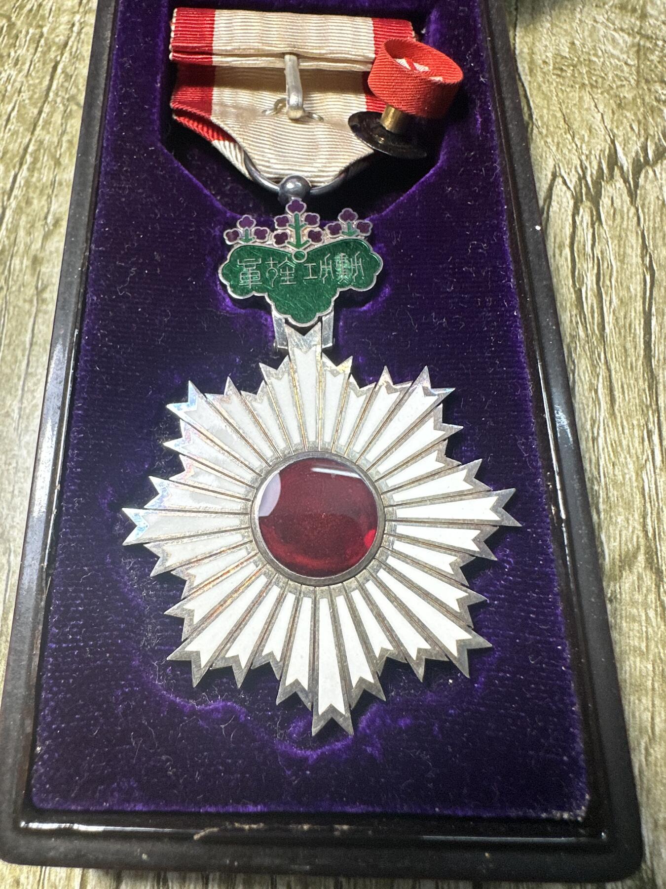 章，世界钱币 库存品相，六等旭日章，原盒带略，早期盒