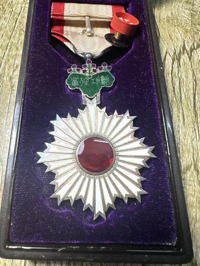 章，世界钱币 库存品相，六等旭日章，原盒带略，早期盒