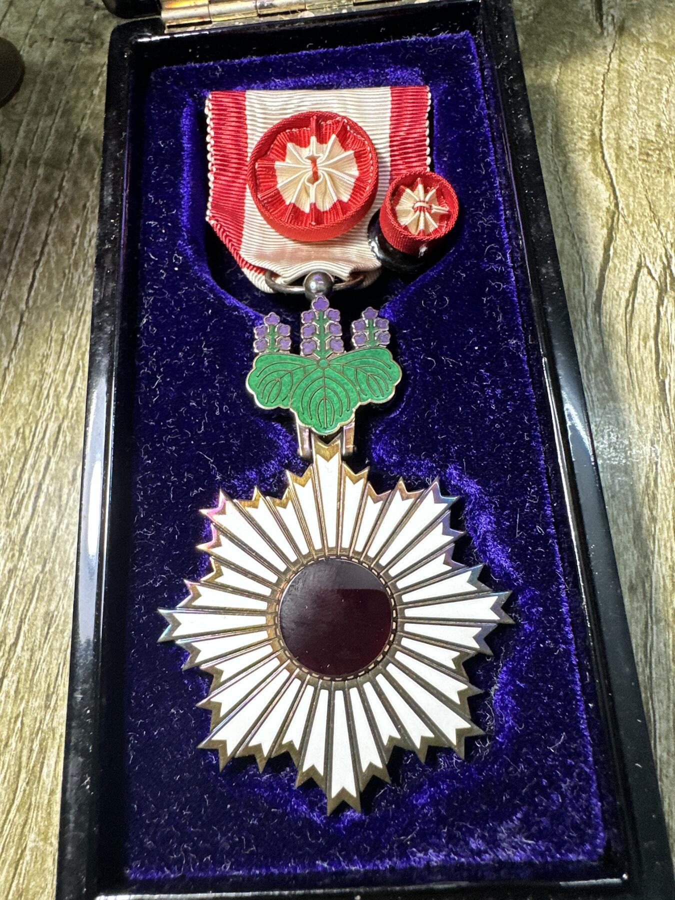 章，世界钱币 库存品相，四等旭日小绶章，原盒带略