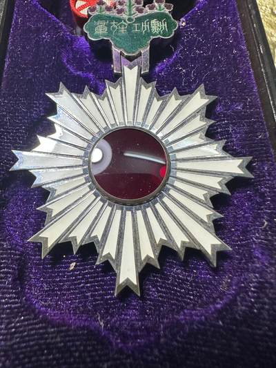 章，世界钱币 六等旭日章，原盒带略，白字盒