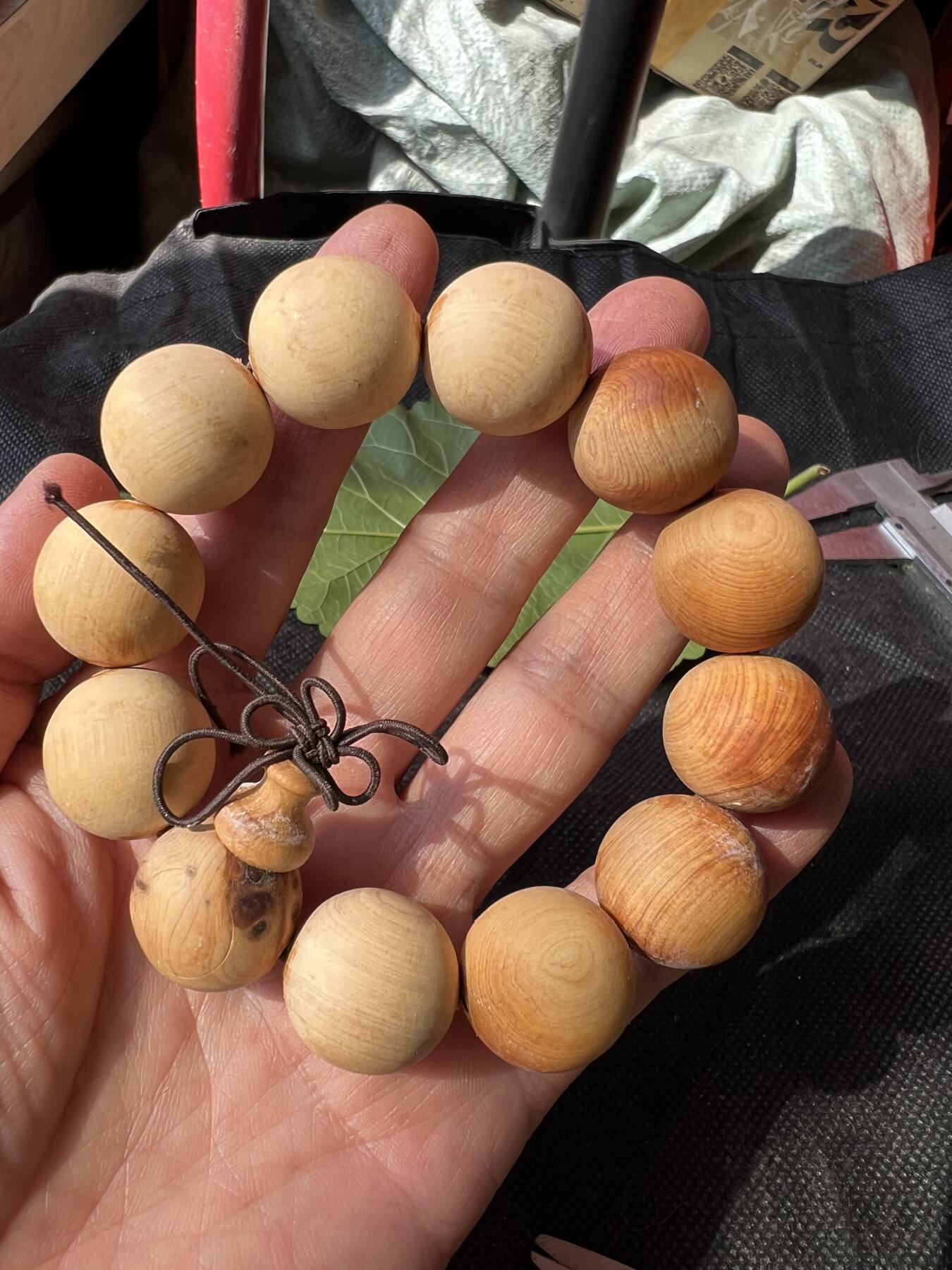 零元拍：崖柏顺纹2.0手串，十年前的存货了，油性极大。