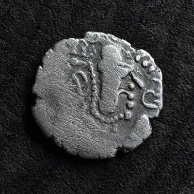【良泉】第37期【直播场】9月4日晚19.30点开拍！ 160组，西方古代钱币、丝路金银铜件专场 - 【藏家出品B】公元6-8世纪【印度-萨珊】乔卢基地区，萨珊式一德拉克马银币，3.87克