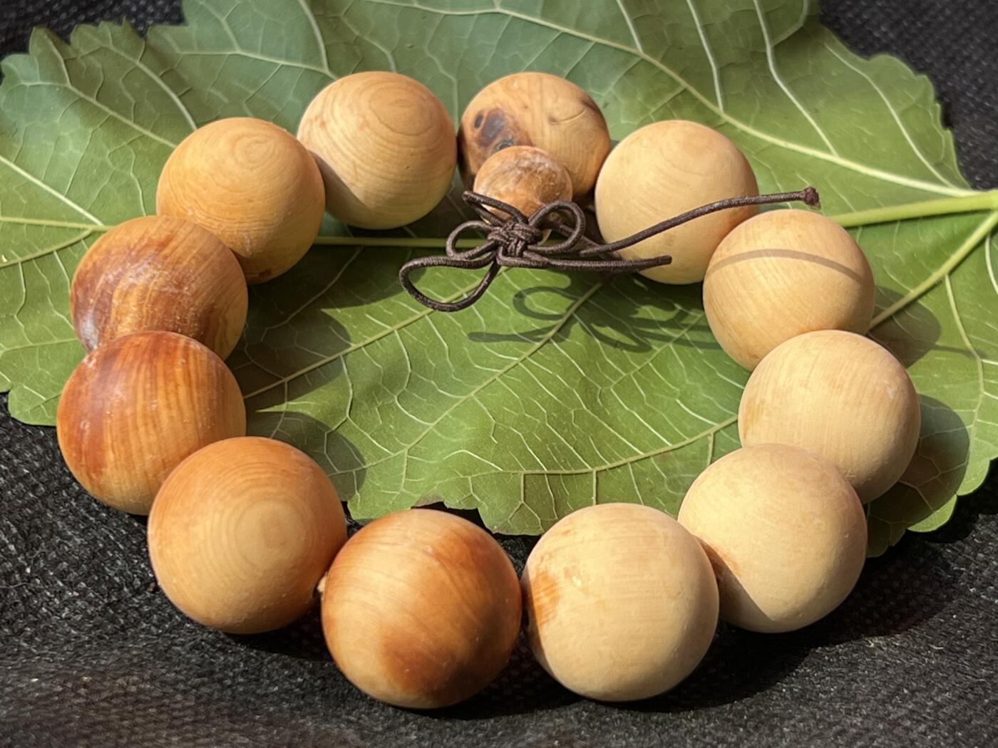 零元拍：崖柏顺纹2.0手串，十年前的存货了，油性极大。