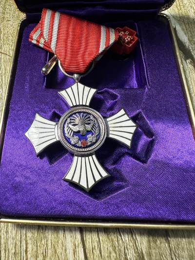 章，世界钱币 赤十字社银色有功章，银制，原盒