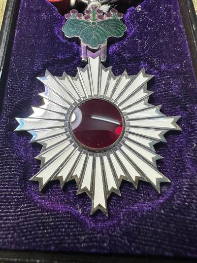 章，世界钱币 六等旭日章，原盒带略，白字盒