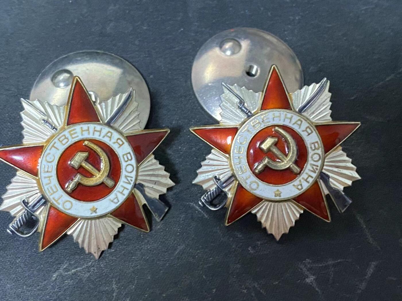 苏联勋章奖章八月十九日晚上九点结束在麦稀奇 找不到的加我qq或者微信都是184277308备注苏章拍卖。最好加微信群每次都会通知还有提前可以一口价的 最近会持续拍卖一些东西。 苏联85二级为国勋章两枚连号 6398025.6398026 版本已经是最后的了 品相非常好 镀层也非常好  还是连号 收藏佳品