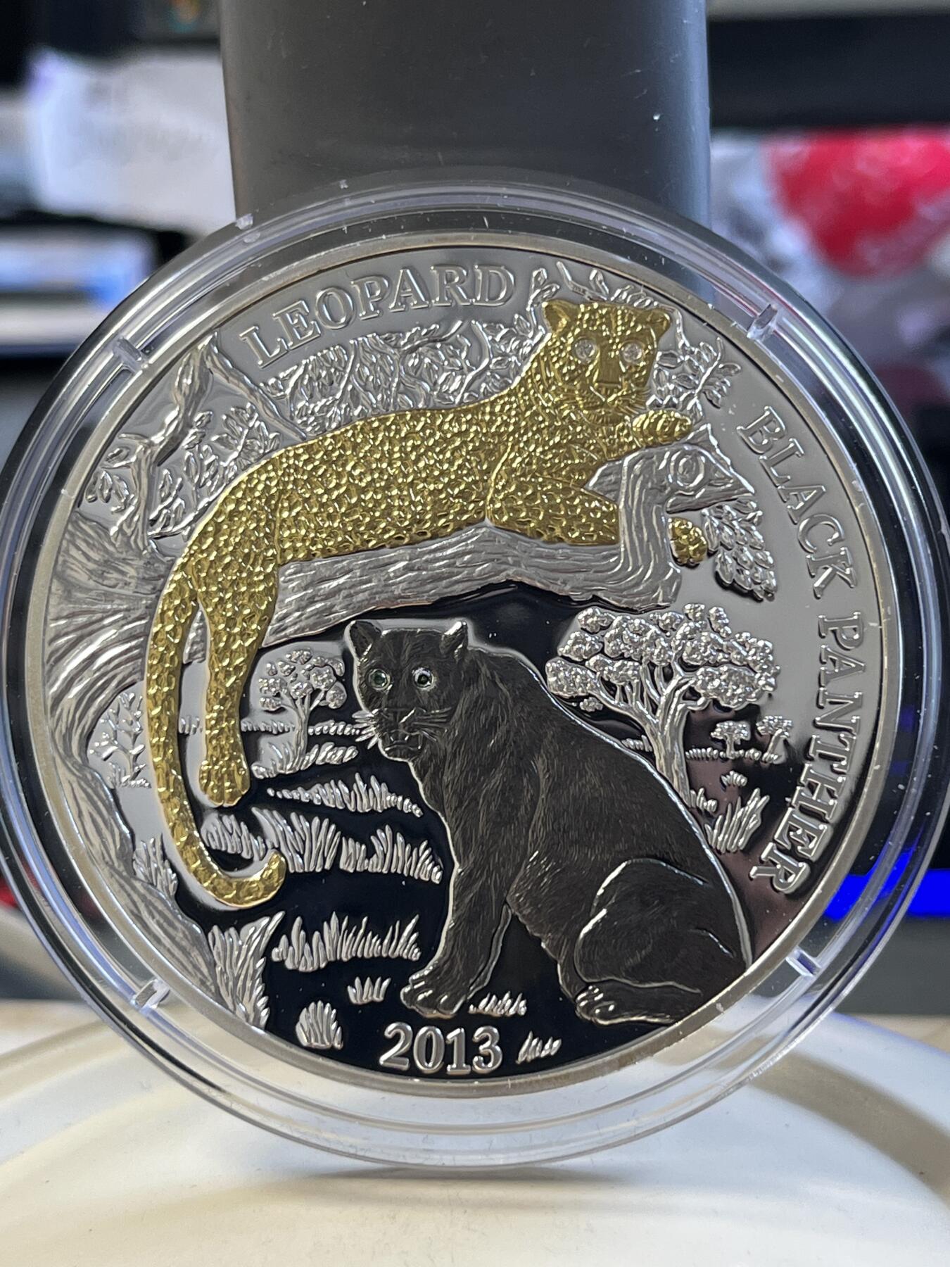 第173期拍卖【长期征集拍品】 卢旺达2013年豹子镀金镀钌3盎司镶嵌钻石纪念银币，999银/999金/999钌，发行1500枚