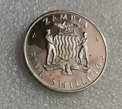 瓶子🏺第203期拍卖会  赞比亚1965年五先令精制克朗币  原盒  独立一周年纪念币  边铭标刻1964年独立