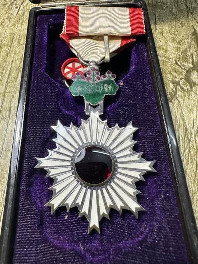 章，世界钱币 六等旭日章，原盒带略，白字盒