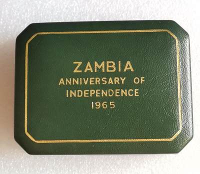 瓶子🏺第203期拍卖会  赞比亚1965年五先令精制克朗币  原盒  独立一周年纪念币  边铭标刻1964年独立