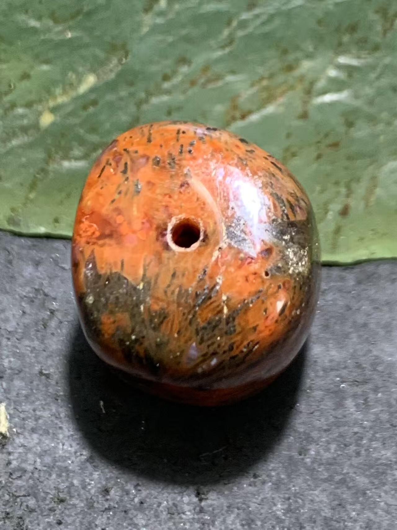 川料南红玛瑙原皮随形珠一颗，，
