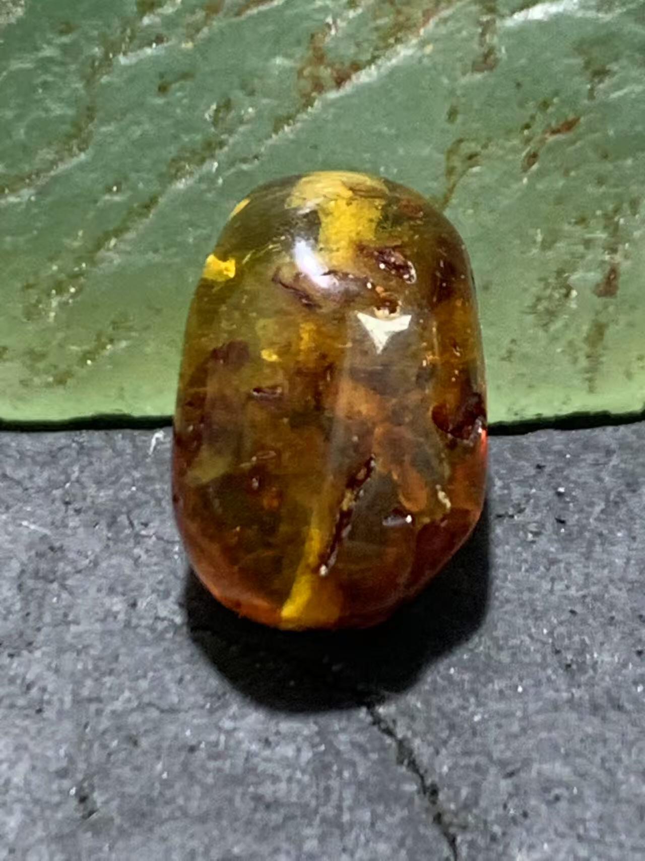 乌克兰花珀通货随形珠一个，
