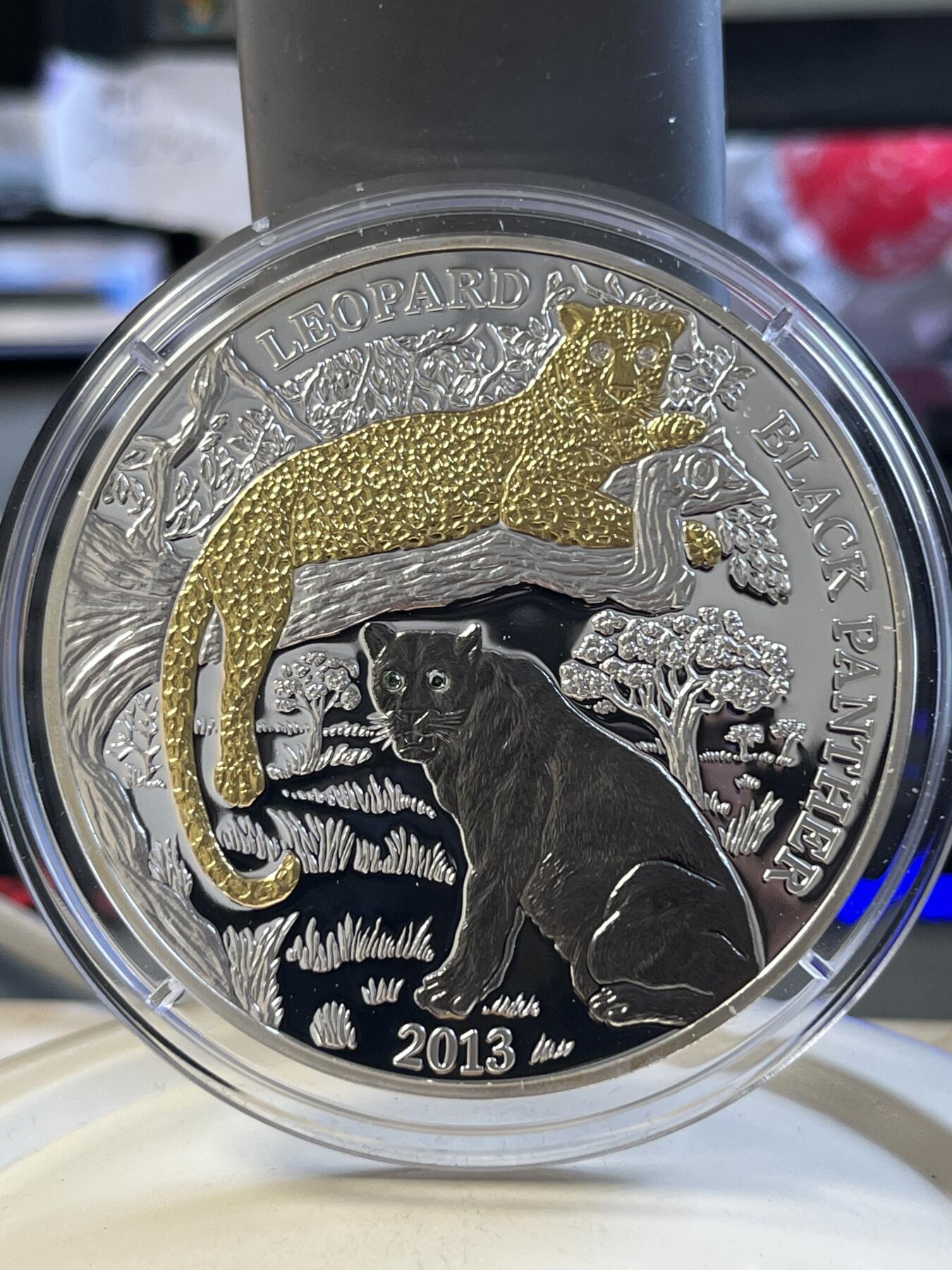 第173期拍卖【长期征集拍品】 卢旺达2013年豹子镀金镀钌3盎司镶嵌钻石纪念银币，999银/999金/999钌，发行1500枚