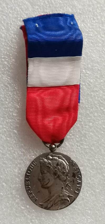 瓶子🏺第203期拍卖会  法国1975年银质劳动奖章