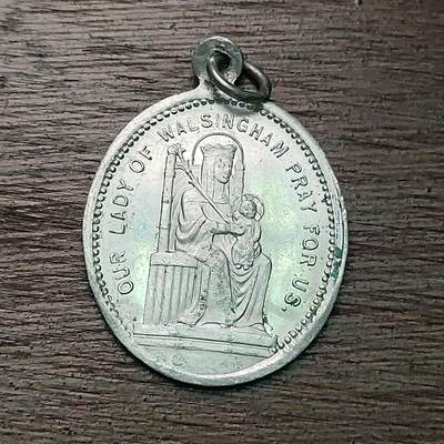 【铜匠收藏】★第127场★散币场，无佣金，30包邮。不满30元，支付5元运费。《接受代拍 代送NGC评级》 - 英国中世纪吊坠 沃尔辛厄姆祈祷 铝制 长23.6×宽20.2