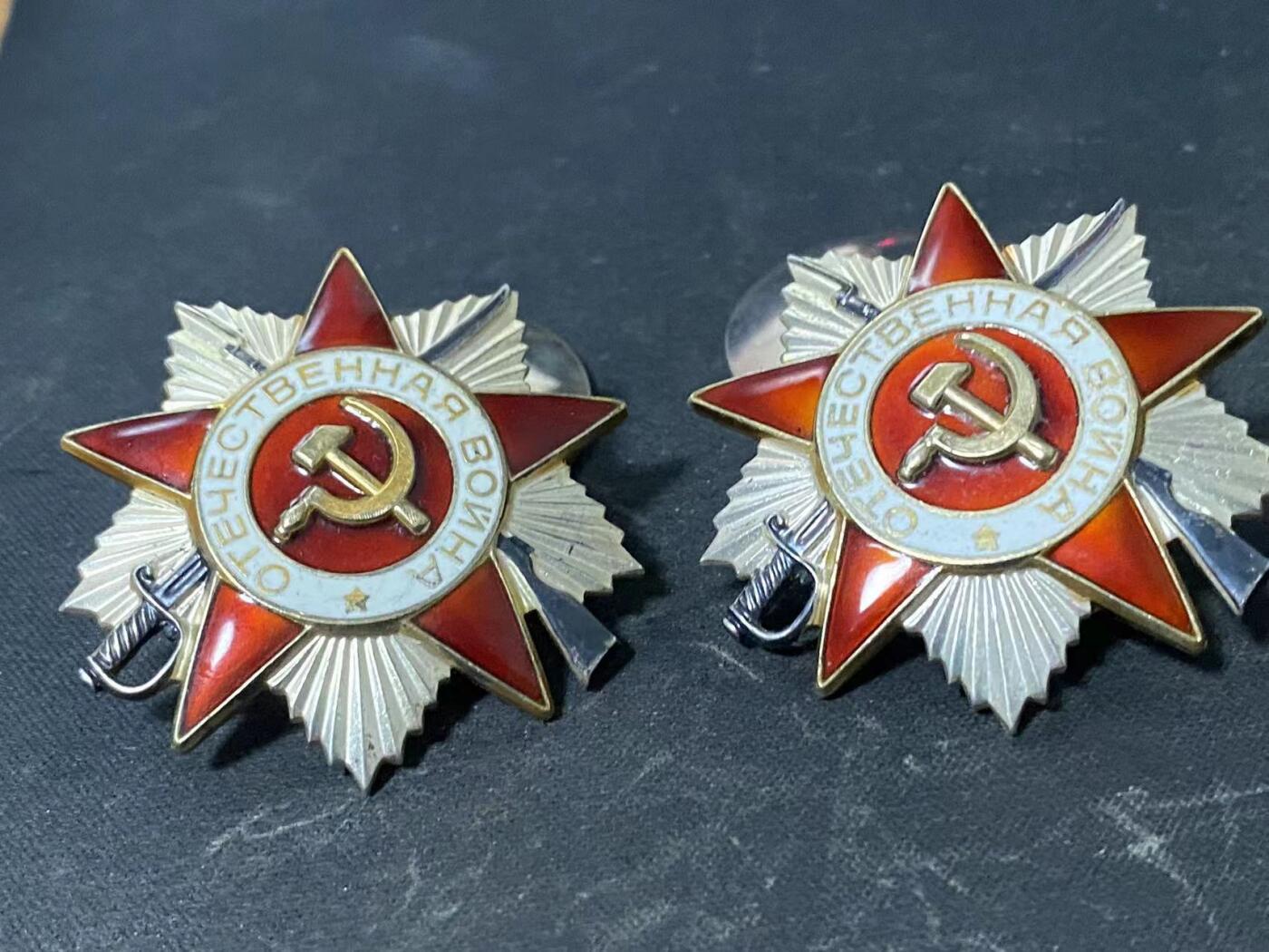 苏联勋章奖章八月十九日晚上九点结束在麦稀奇 找不到的加我qq或者微信都是184277308备注苏章拍卖。最好加微信群每次都会通知还有提前可以一口价的 最近会持续拍卖一些东西。 苏联85二级为国勋章两枚连号 6398025.6398026 版本已经是最后的了 品相非常好 镀层也非常好  还是连号 收藏佳品