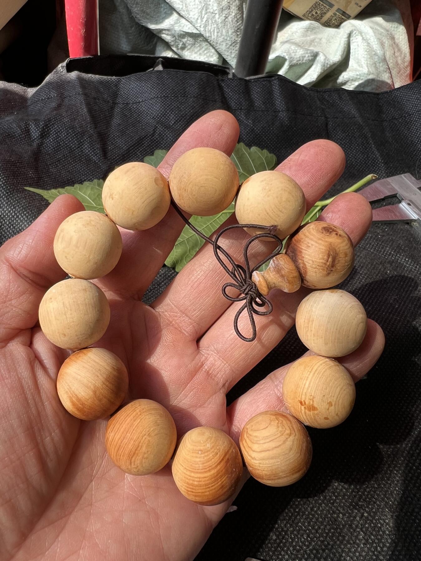 零元拍：崖柏顺纹2.0手串，十年前的存货了，油性极大。