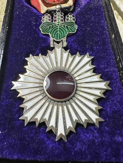 章，世界钱币 四等旭日小绶章，原盒，少见！绶带和盒子有瑕疵