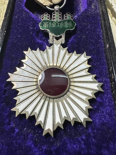 章，世界钱币 四等旭日小绶章，原盒，少见！绶带和盒子有瑕疵