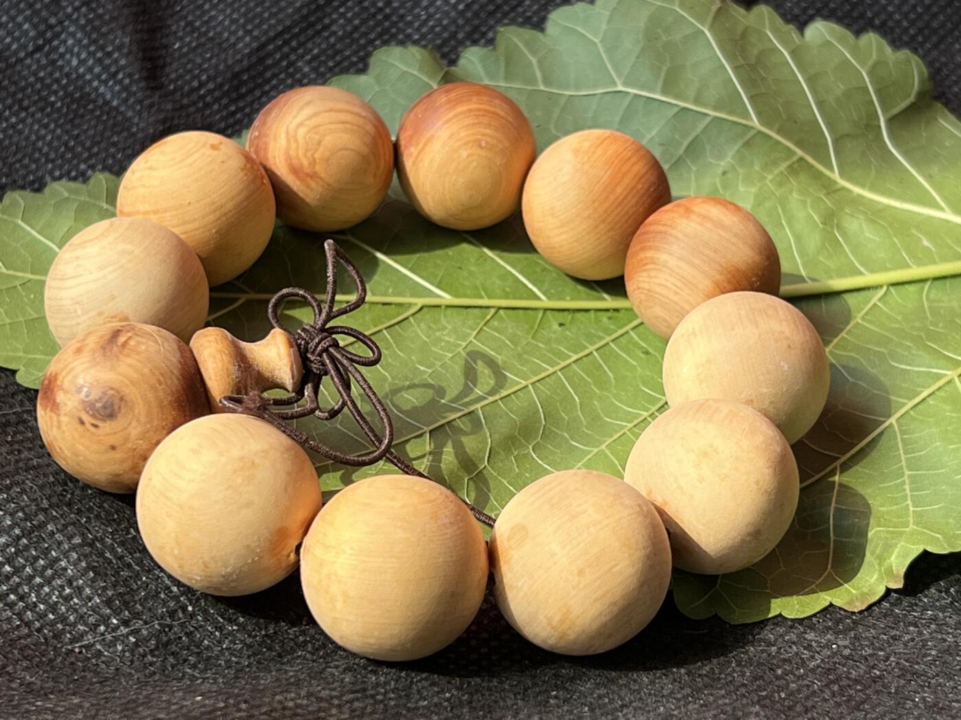 零元拍：崖柏顺纹2.0手串，十年前的存货了，油性极大。