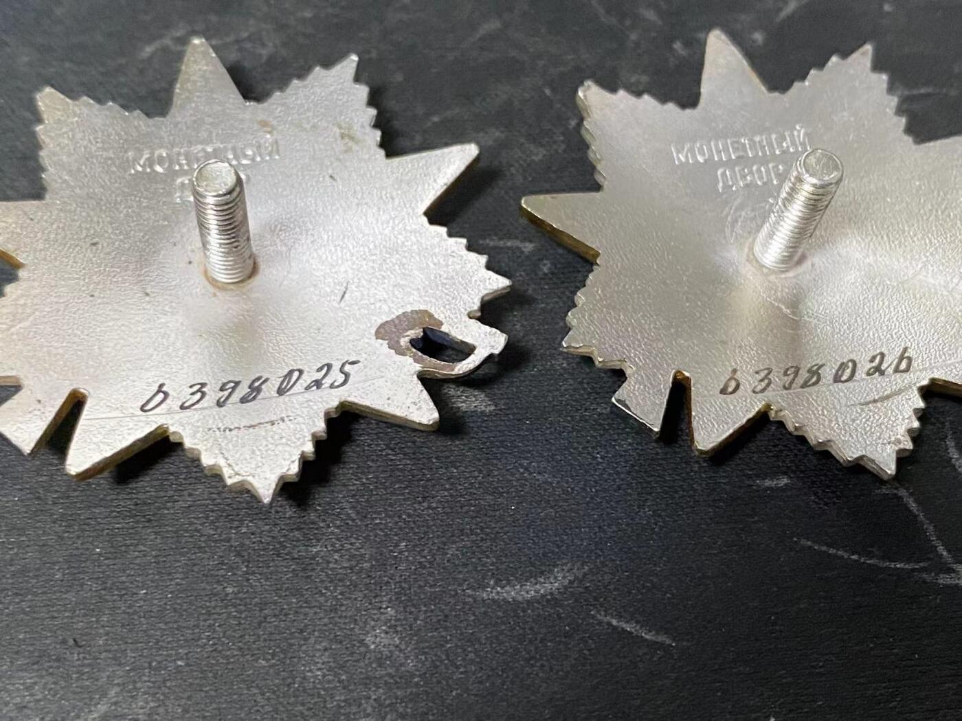苏联勋章奖章八月十九日晚上九点结束在麦稀奇 找不到的加我qq或者微信都是184277308备注苏章拍卖。最好加微信群每次都会通知还有提前可以一口价的 最近会持续拍卖一些东西。 苏联85二级为国勋章两枚连号 6398025.6398026 版本已经是最后的了 品相非常好 镀层也非常好  还是连号 收藏佳品