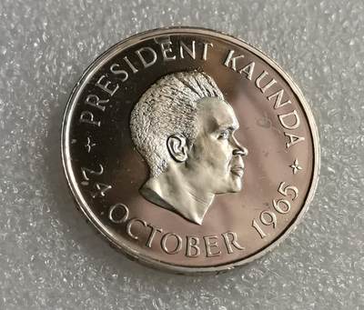 瓶子🏺第203期拍卖会  赞比亚1965年五先令精制克朗币  原盒  独立一周年纪念币  边铭标刻1964年独立