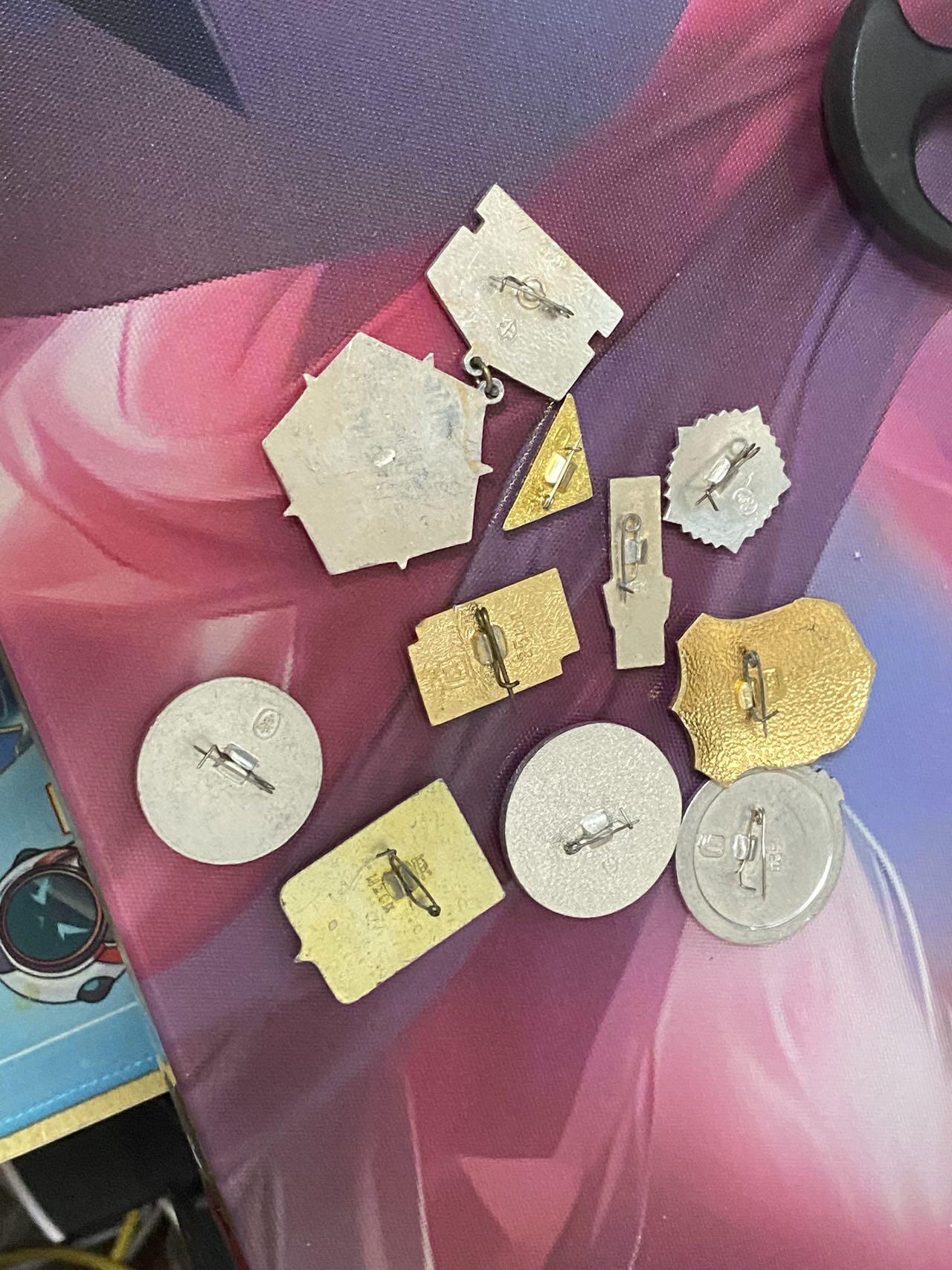 苏联勋章奖章八月十九日晚上九点结束在麦稀奇 找不到的加我qq或者微信都是184277308备注苏章拍卖。最好加微信群每次都会通知还有提前可以一口价的 最近会持续拍卖一些东西。