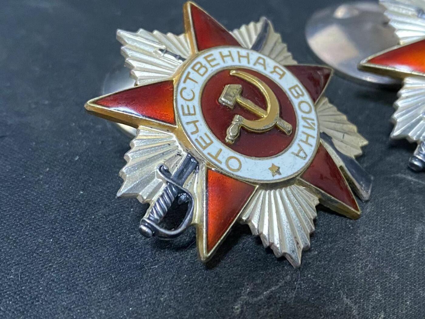 苏联勋章奖章八月十九日晚上九点结束在麦稀奇 找不到的加我qq或者微信都是184277308备注苏章拍卖。最好加微信群每次都会通知还有提前可以一口价的 最近会持续拍卖一些东西。 苏联85二级为国勋章两枚连号 6398025.6398026 版本已经是最后的了 品相非常好 镀层也非常好  还是连号 收藏佳品