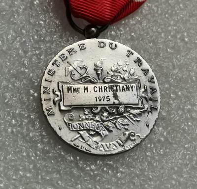 瓶子🏺第203期拍卖会  法国1975年银质劳动奖章