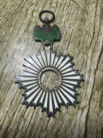 章，世界钱币 旭日章残件，银制，还剩28.3g