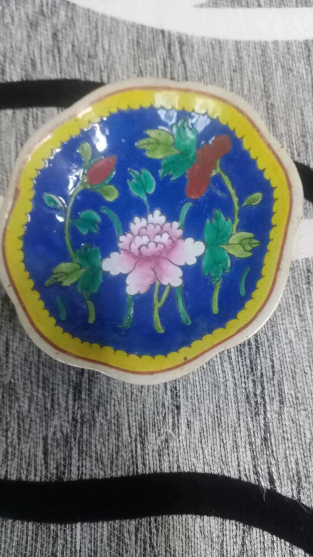 清晚期蓝地粉彩花卉纹高足盘 