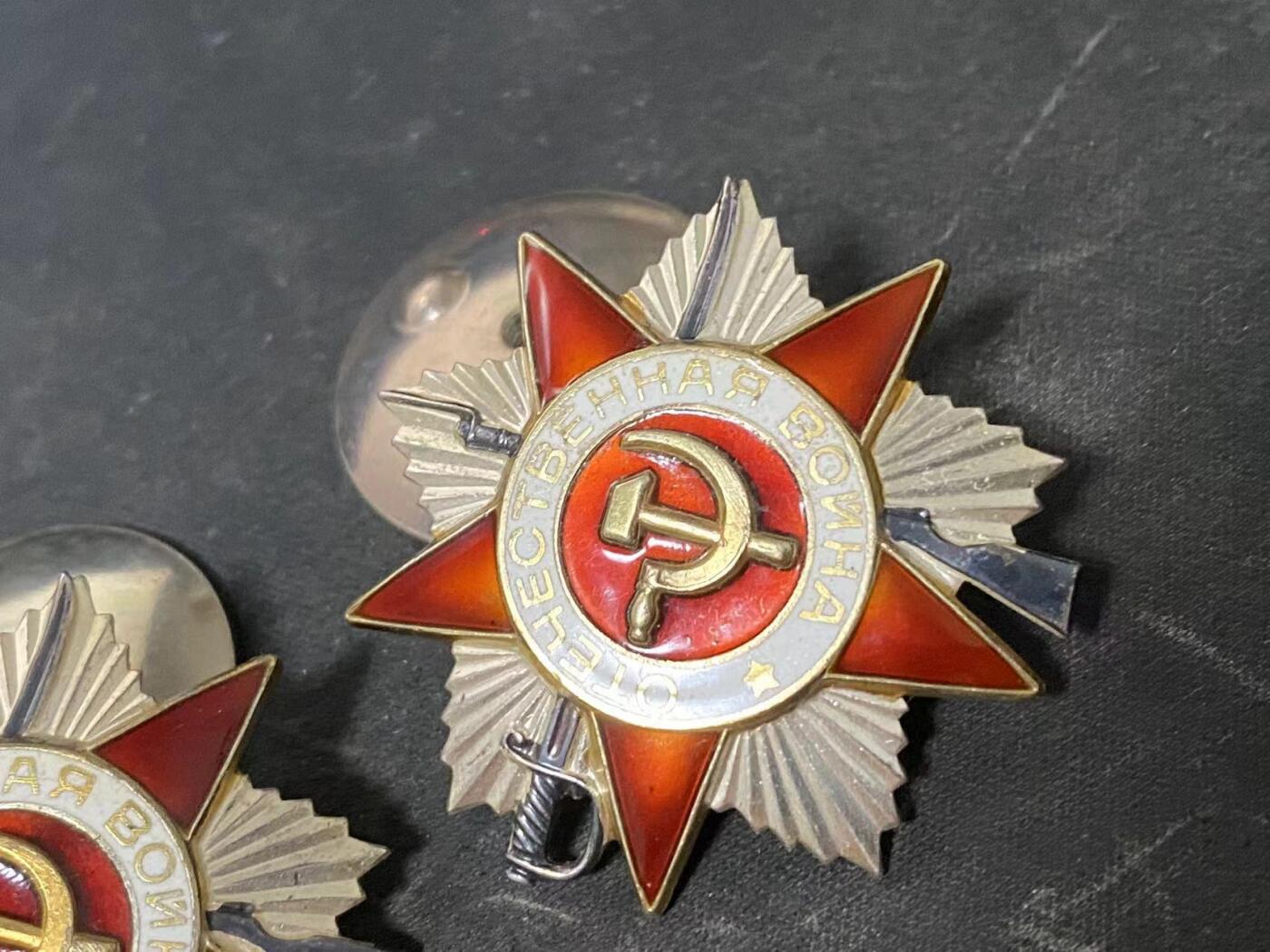 苏联勋章奖章八月十九日晚上九点结束在麦稀奇 找不到的加我qq或者微信都是184277308备注苏章拍卖。最好加微信群每次都会通知还有提前可以一口价的 最近会持续拍卖一些东西。 苏联85二级为国勋章两枚连号 6398025.6398026 版本已经是最后的了 品相非常好 镀层也非常好  还是连号 收藏佳品