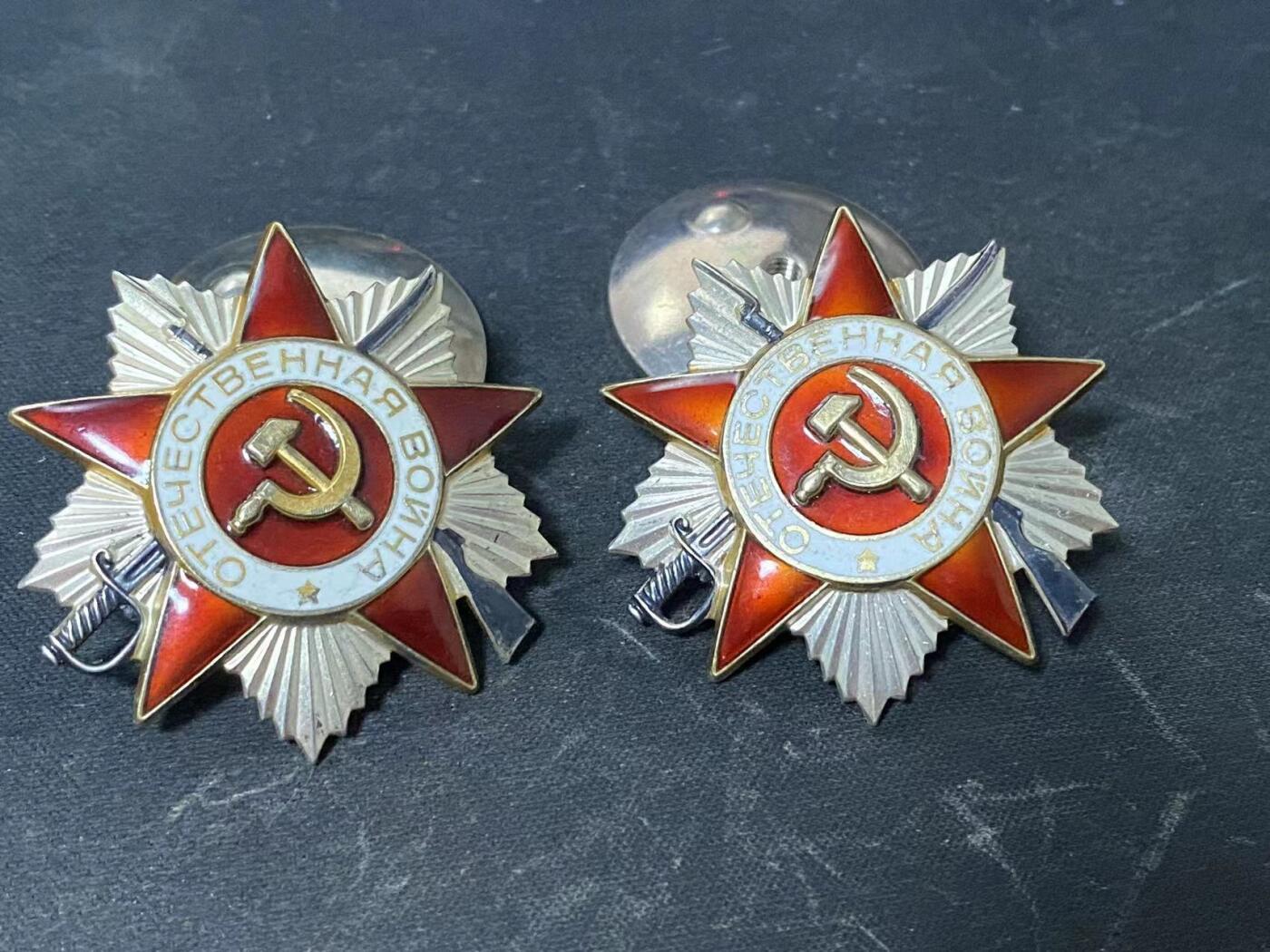 苏联勋章奖章八月十九日晚上九点结束在麦稀奇 找不到的加我qq或者微信都是184277308备注苏章拍卖。最好加微信群每次都会通知还有提前可以一口价的 最近会持续拍卖一些东西。 苏联85二级为国勋章两枚连号 6398025.6398026 版本已经是最后的了 品相非常好 镀层也非常好  还是连号 收藏佳品