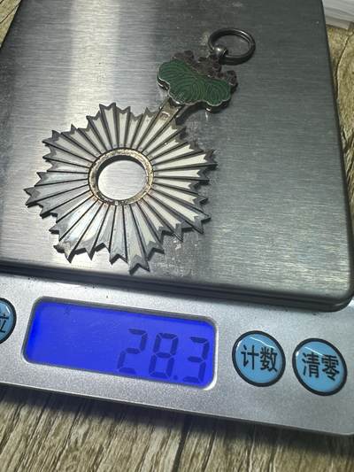 章，世界钱币 旭日章残件，银制，还剩28.3g