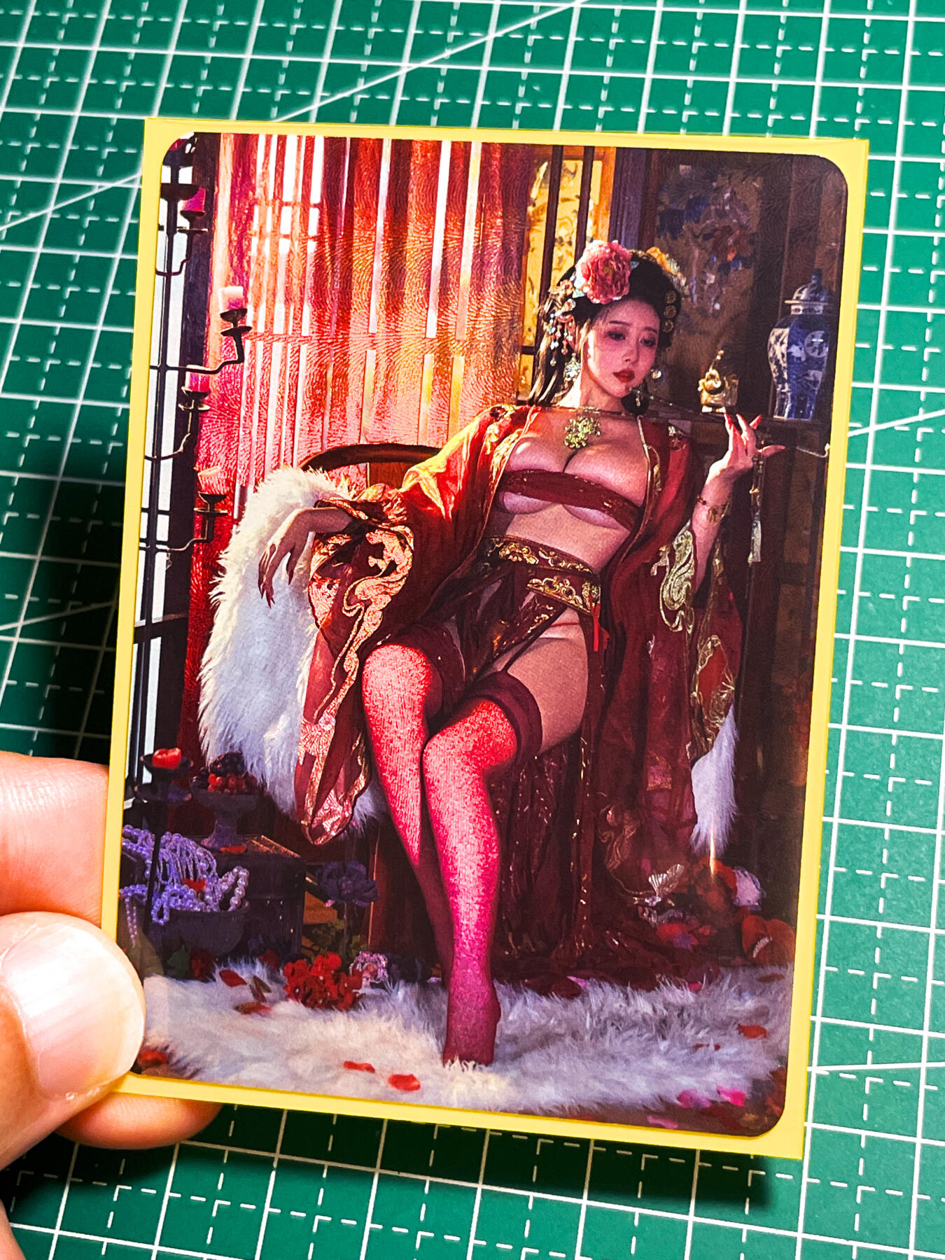 显眼宝27期【关注参拍有赠卡】 独乐乐不如众乐乐 经典cos 散拍 一张 非常漂亮 红丝袜无敌  折光彩闪工艺 63*88  4号