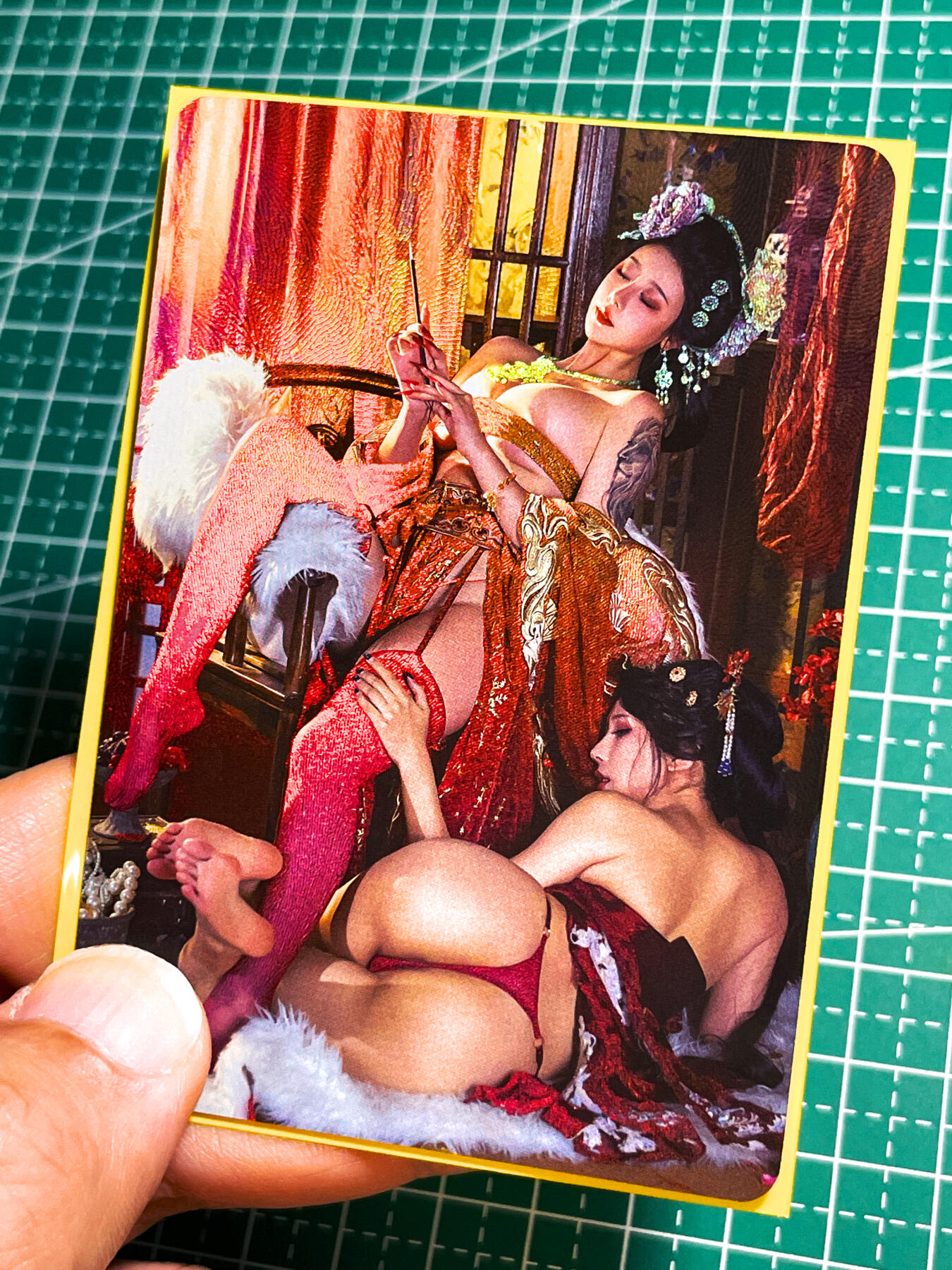 显眼宝27期【关注参拍有赠卡】 独乐乐不如众乐乐 经典cos 散拍 一张 非常漂亮 红丝袜无敌  折光彩闪工艺 63*88  2号