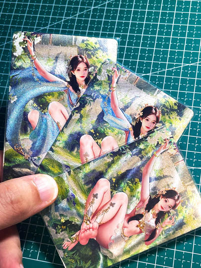 显眼宝27期【关注参拍有赠卡】 独乐乐不如众乐乐 - maycard五月卡牌   原创醉花间系列之兰花3渐变 共3张    粗闪工艺  小卡尺寸  60*87