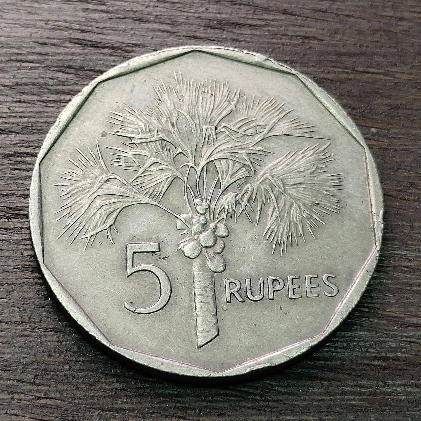 【铜匠收藏】★第128场★散币场，无佣金，30包邮。不满30元，支付5元运费。《接受代拍 代送NGC评级》 1982年 塞舌尔 国徽 椰子树 5卢比 铜镍币