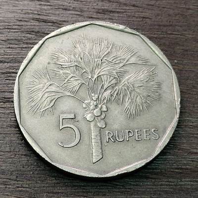 【铜匠收藏】★第128场★散币场，无佣金，30包邮。不满30元，支付5元运费。《接受代拍 代送NGC评级》 - 1982年 塞舌尔 国徽 椰子树 5卢比 铜镍币