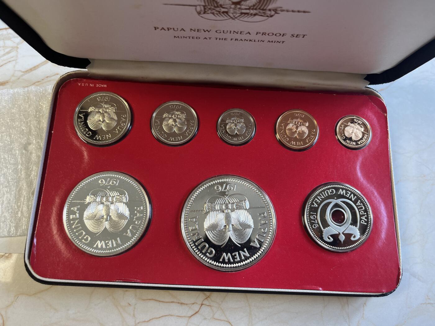 第171期拍卖【长期征集拍品】 巴布亚新几内亚1976年8枚纪念币含2枚银币带盒证书，10元的41.6克。925银，5元的27.6克，500银，