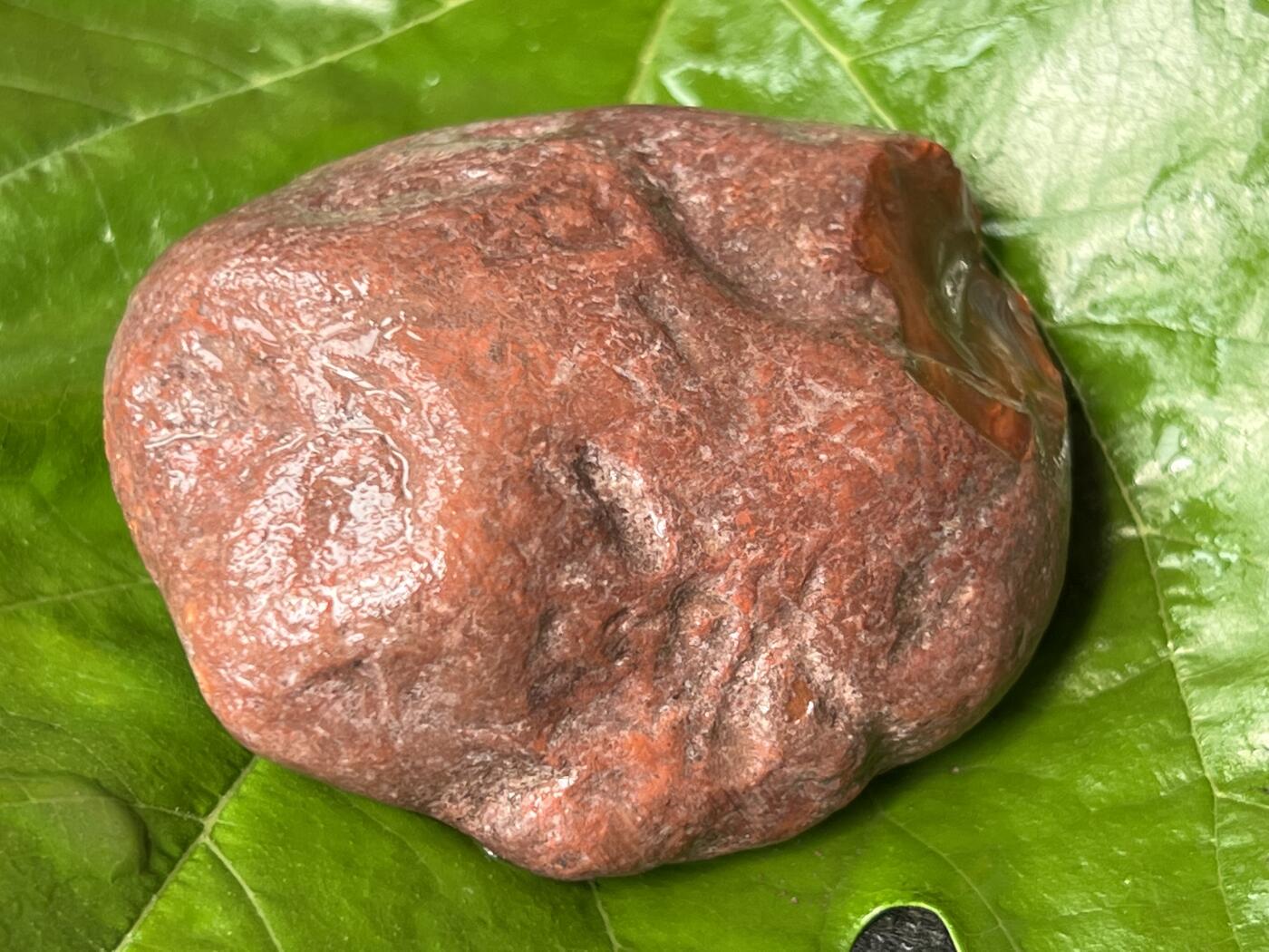 零元拍：南红玛瑙手把石，凉山联合料。约142克，料形完整，开口非常漂亮，纯天然，独一无二的（天然原石不可避免有瑕疵，裂纹，介意勿拍）因为拍照环境以及光线的变化，颜色以实物为准。成品很美丽，原石亦魅力无穷。