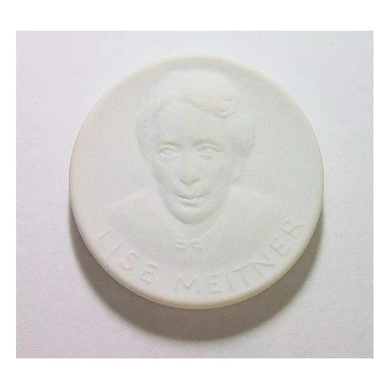 瑞典大物理学家迈特纳 白色高浮雕大陶章 40MM