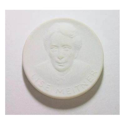 瑞典大物理学家迈特纳 白色高浮雕大陶章 40MM - 瑞典大物理学家迈特纳 白色高浮雕大陶章 40MM
