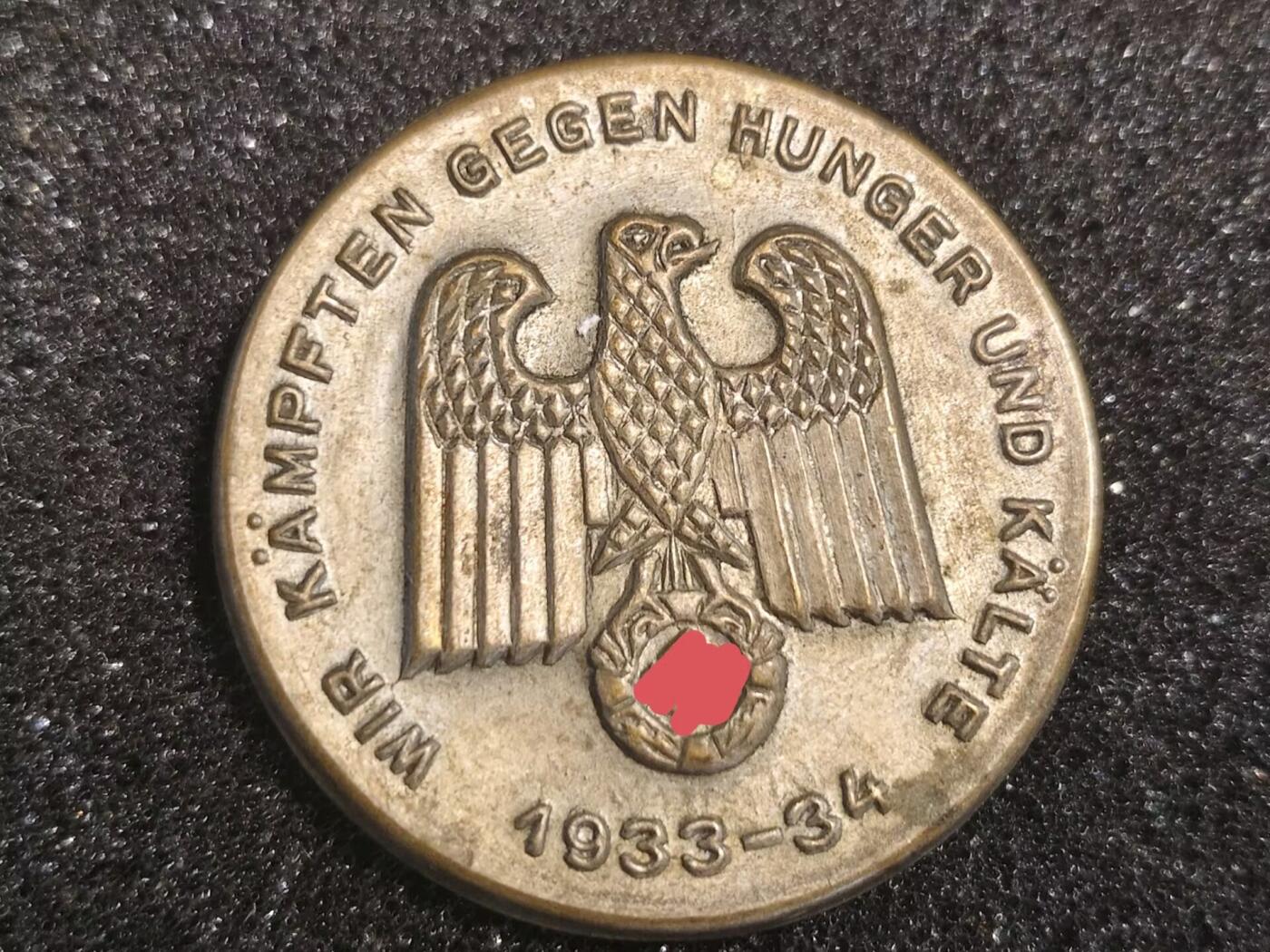 得仨1933-34冬季援助工作小徽章（我们与饥饿和寒冷做斗争），品相很好，很特别稀有的小章，250
