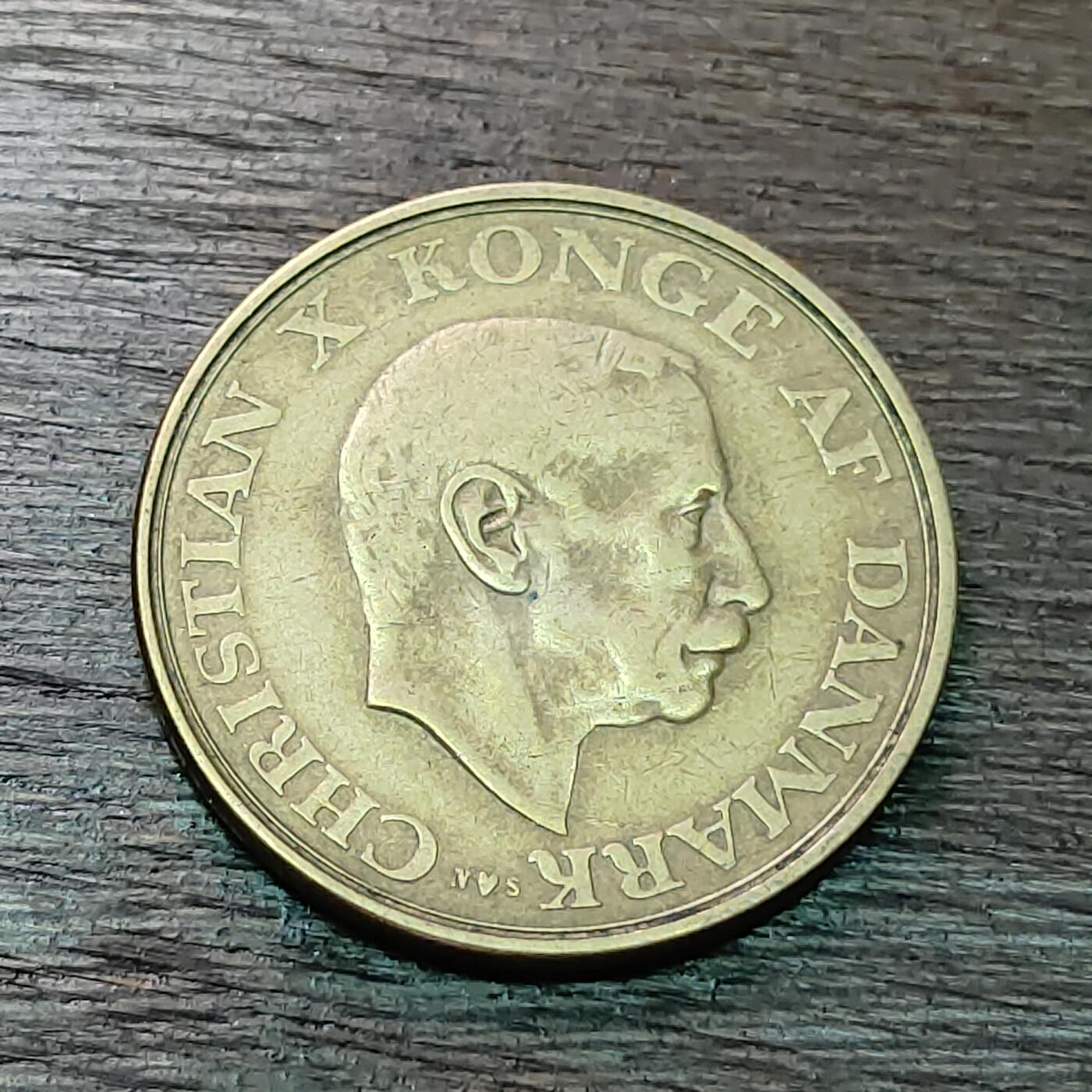 【铜匠收藏】★第127场★散币场，无佣金，30包邮。不满30元，支付5元运费。《接受代拍 代送NGC评级》 丹麦 1945年 1克朗 铜币